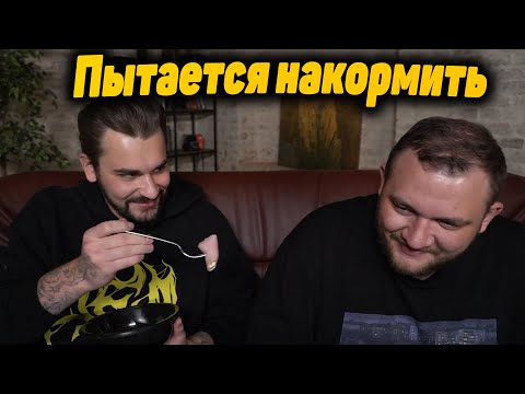 Видео: Юлик пытается накормить Кузьму