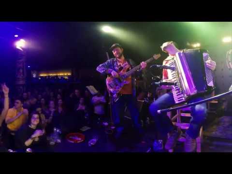 Видео: Таралеща - Печени чушки (live)