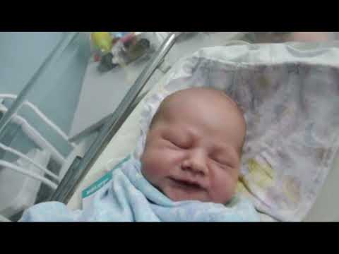 Видео: 1-й день жизни: Трогательные попытки проснуться и первая улыбка младенца.