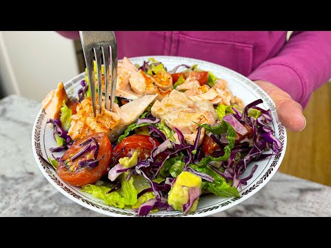Видео: Вкусный салат из лосося, авокадо и красной капусты. Это здорово и очень вкусно!