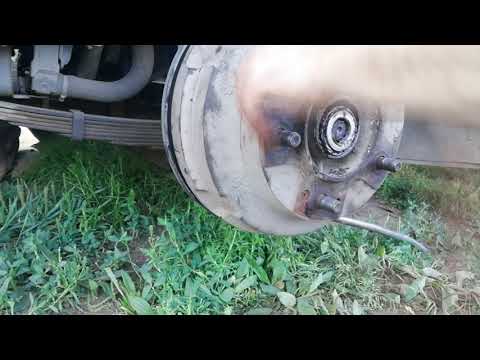 Видео: МАЗДА ТИТАН снимаем переднее колесо и барабан;  MAZDA TITANIUM remove the front wheel and drum;