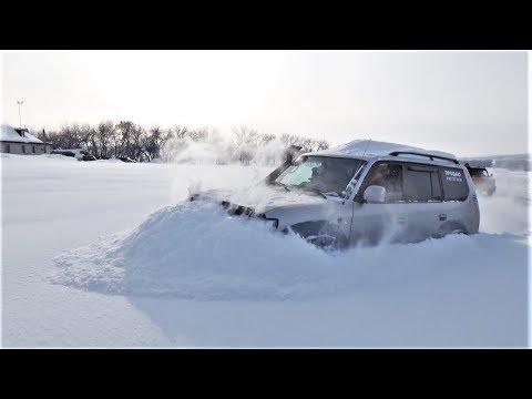Видео: Prado, Pajero Sport, Нивы, и УАЗы - в одном снежном поле, но в разных командах.