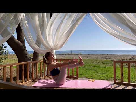 Видео: Сильный центр 🔥| Йога с фитнес-лентой: развиваем силу и контроль в теле.