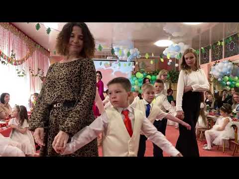 Видео: Танец мальчиков с мамами «Как – же ты красив, мой мальчик!» Группа №11 "Почемучки"