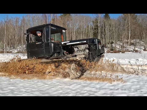 Видео: ДТ75 на японском V8 и ЗИЛ 157 кто быстрее едет по болоту?