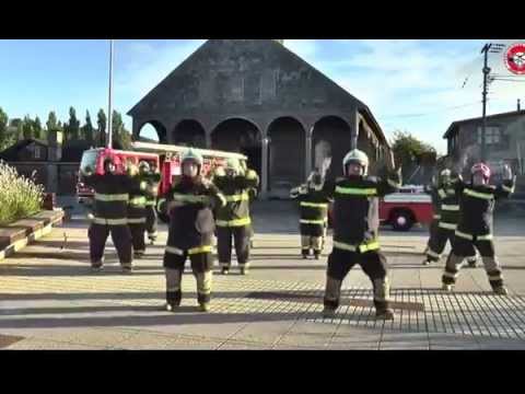 Видео: Танца на пожарникарите/ Bomberos Bailando Nene Malo - Comerte Toda