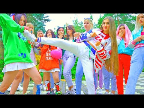 Видео: Бийте се в лагера 👊 Мажоретки vs футболисти 😱 Кой ще спечели това състезание? | Лейди Даяна