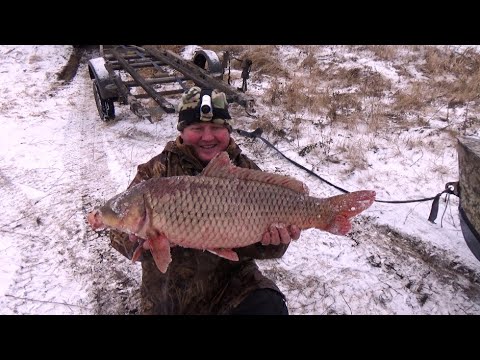 Видео: Сломали лед и наткнулись на них. Экстремальная рыбалка зимой.