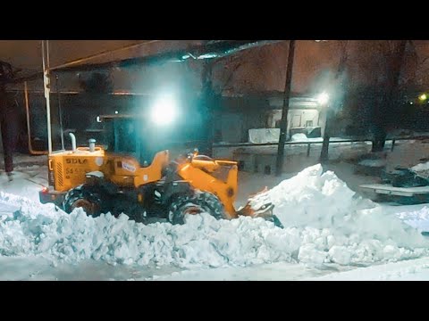 Видео: Уборка снега погрузчиком. Snow removal.