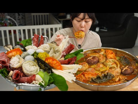 Видео: Поздний ужин мамы и папы: Домашние пельмени в горшочке🍲