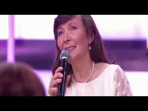 Видео: Анна Широченко исполняет "Нашей юности оркестр" спустя 38 лет