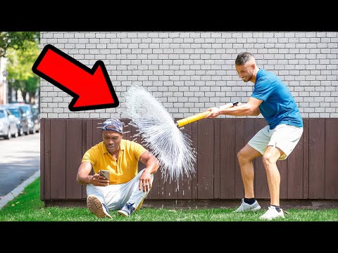 Видео: БРОСАТЬ В ЛЮДЕЙ ШАРЫ С ВОДОЙ — ЭТО ШАЛОСТЬ!