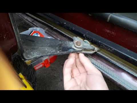 Видео: Заміна нижнього роліка бокових дверей Віваро, Трафік (Vivaro, Trafic)