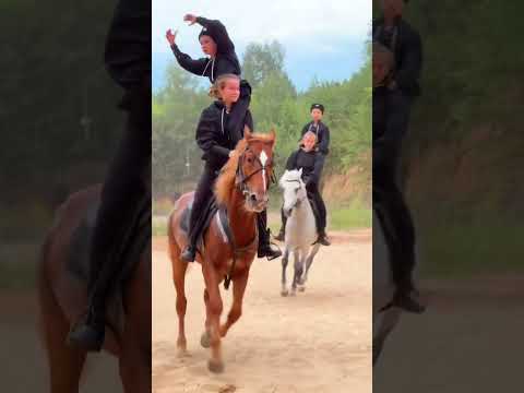 Видео: Показательное выступление джигитовочно-трюковой команды Станицы Вольной