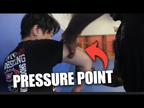 Видео: Помогают ли болевые точки в целях самообороны?