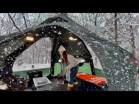 Видео: Сильный снегопад в кемпинге в надувной горячей палатке весом 9 кг в одиночестве, отдых - ASMR