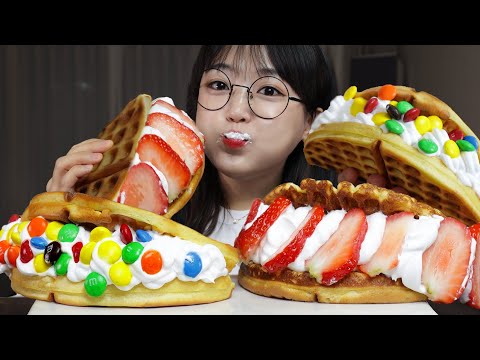 Видео: вафля со взбитыми сливками с шоколадом и клубникой🧇Mukbang Asmr