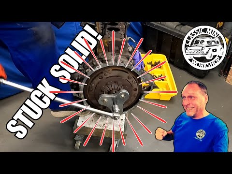 Видео: Снимется ли он? Снимаем заклинивший маховик на нашем классическом мини-двигателе!
