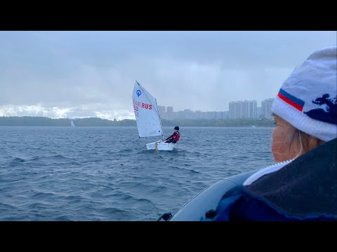 Видео: Яхтинг, класс Оптимист. Тренировка в сильный ветер.