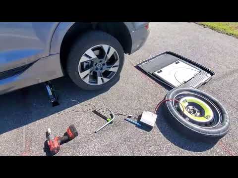 Видео: КАК ЗАМЕНИТЬ ПРОКОЛОТУЮ ШИНУ AUDI ETRON