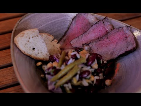 Видео: Стейк Томагавк из американской говядины с кофейной натиркой и салатом из фасоли и риса