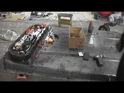 Видео: Разбор батареи Tesla Model 3. Часть 1