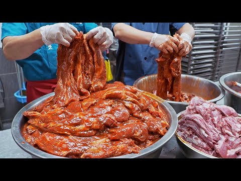 Видео: Любитель мяса! Приготовление булочек со свининой для барбекю, рисовые рулетики с креветками