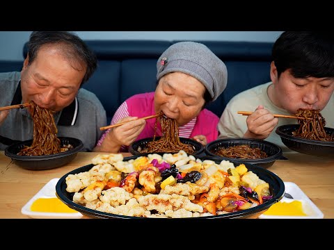 Видео: Jajangmyeon, Tangsuyuk (кисло-сладкая свинина) - кулинарное шоу Mukbang.