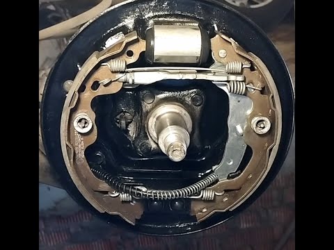 Видео: Ремонт, настройка задних барабанных тормозов Сузуки Свифт 2008 год выпуска. Авторегулятор износа.