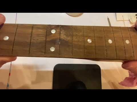 Видео: Шлифовка накладки грифа (Polishing of the fingerboard)