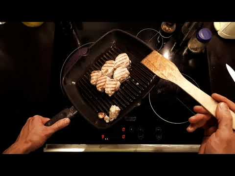 Видео: Как жарить мясо на сковороде гриль.