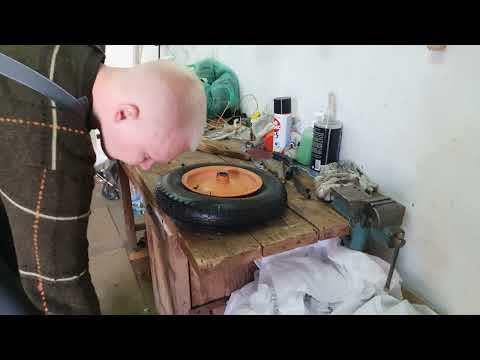 Видео: Замена порванной покрышки на колесе садовой тачки
