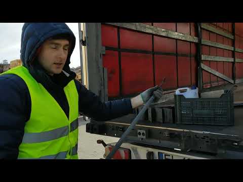 Видео: КАК ОТКРЫТЬ И ЗАКРЫТЬ КРЫШУ В ТЕНТОВАННОМ ПОЛУПРИЦЕПЕ.