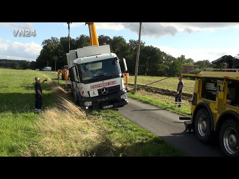 Видео: VN24 - Велосипедист сбивает 24-тонный мусоровоз в кювет - эвакуация с помощью крана и лебедки