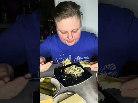 Видео: Ужин. Макароны с грибами и соленым огурчиками.#еда #вкусно #мукбанг #ужин