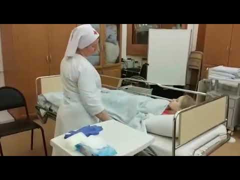 Видео: Перестилание постели тяжелобольному пациенту