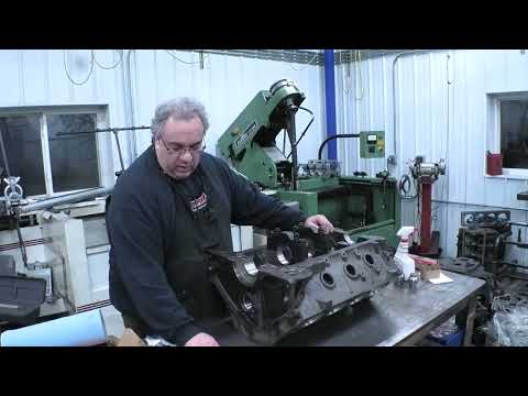 Видео: Установка подшипников кулачков и заглушек. Посетите магазин Кена № 5, Chevrolet Gasser 1949 года.