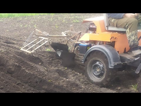 Видео: Фрезеровка и вспашка огорода мини-погрузчиком