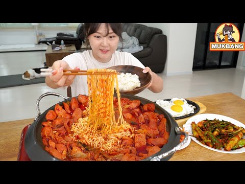 Видео: Мукбанг | Budae Jjigae (тушеная ветчина и колбаса) с кимчи из огурцов, который я приготовил.