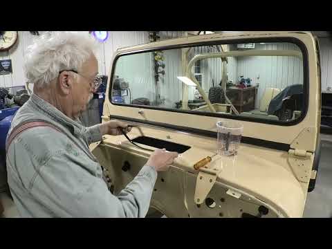 Видео: Установка приборной панели и рулевой колонки, Jeep CJ7 1982 года