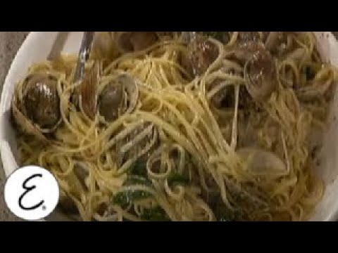 Видео: Моллюски с чесноком и лингвини | Эмерил Лагассе