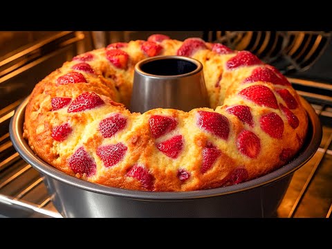 Видео: Этот клубничный пирог просто огонь! Настолько нежный, что прямо тает на языке!