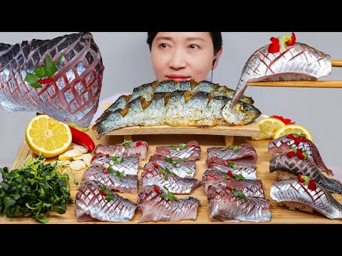 Видео: ASMR Сашими из сельди, суши из селедки, селедка на гриле, настоящее звуковое  [Есть субтитры]