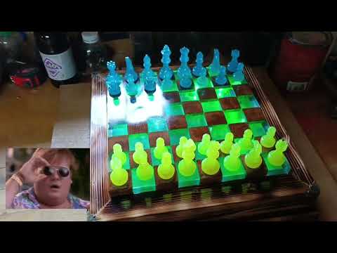 Видео: Шахматы ручной работы! Доска из эпоксидной смолы и дуба!