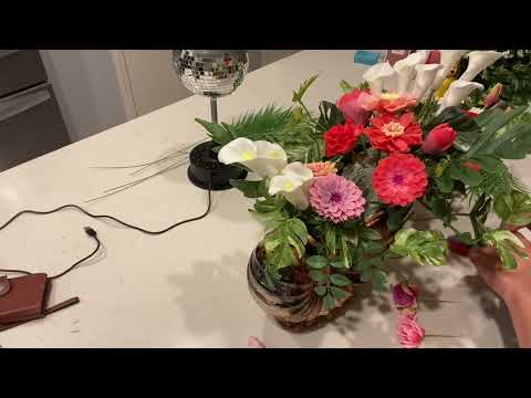 Видео: Soap flowers arrangement in snail vase.  Мыльные цветы в кашпо улитка.