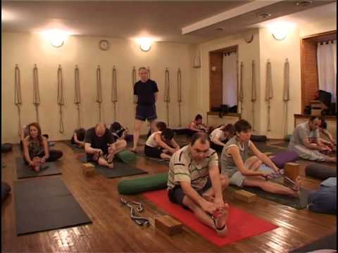 Видео: Йога айенгара (Александр Фурашов).Урок 2. Наклоны вперед