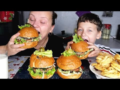 Видео: Мукбанг Домашний Big Бургер🍔/Приготовили дома самый вкусный, большой бургер в моей жизни 😱