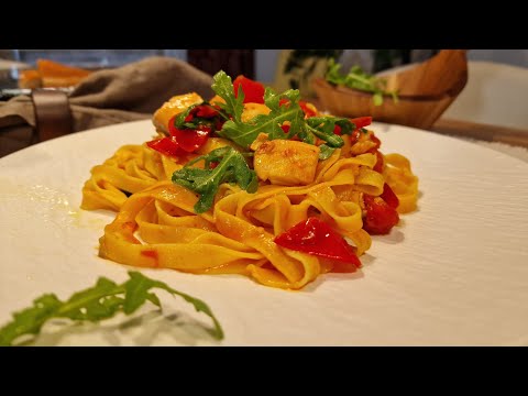 Видео: ПАСТА СО СВЕЖИМ ЛОСОСЕМ, ПОМИДОРКАМИ ЧЕРРИ И РУККОЛОЙ – Простой рецепт готовый всего за 10 минут!