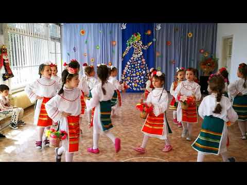 Видео: С бели дрехи, на главата с китчици, пак люлеят Лазарките плитчици!