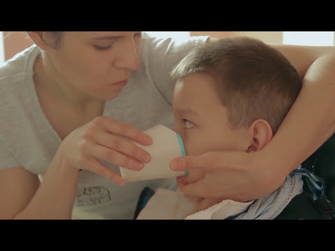 Видео: Как кормить особого ребёнка: приём пищи (рука в руке). БОО "Перспективы"